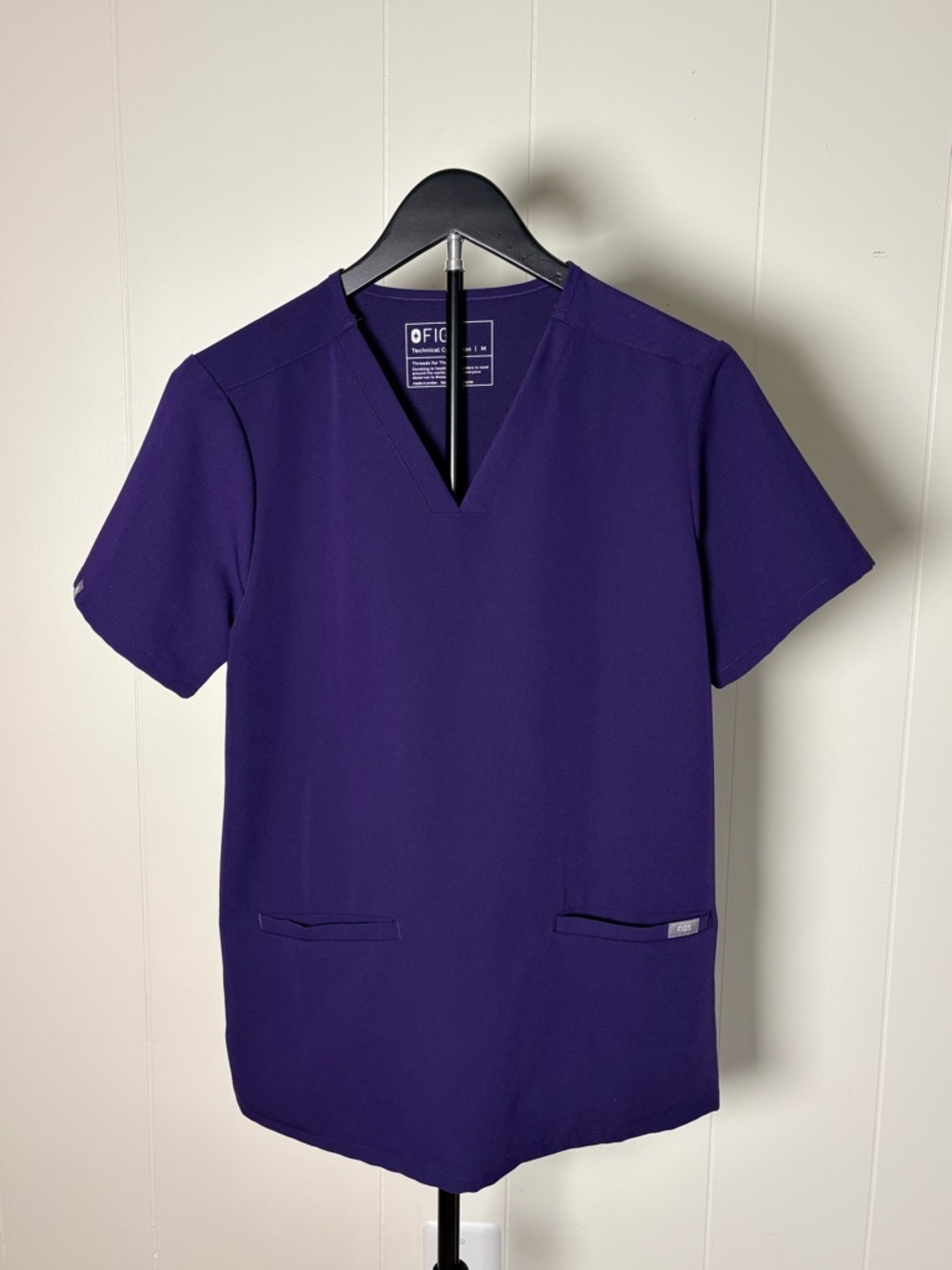 FIGS Women’s Casma Three Pocket Scrubs Top Purple Jam Size M medical nursing